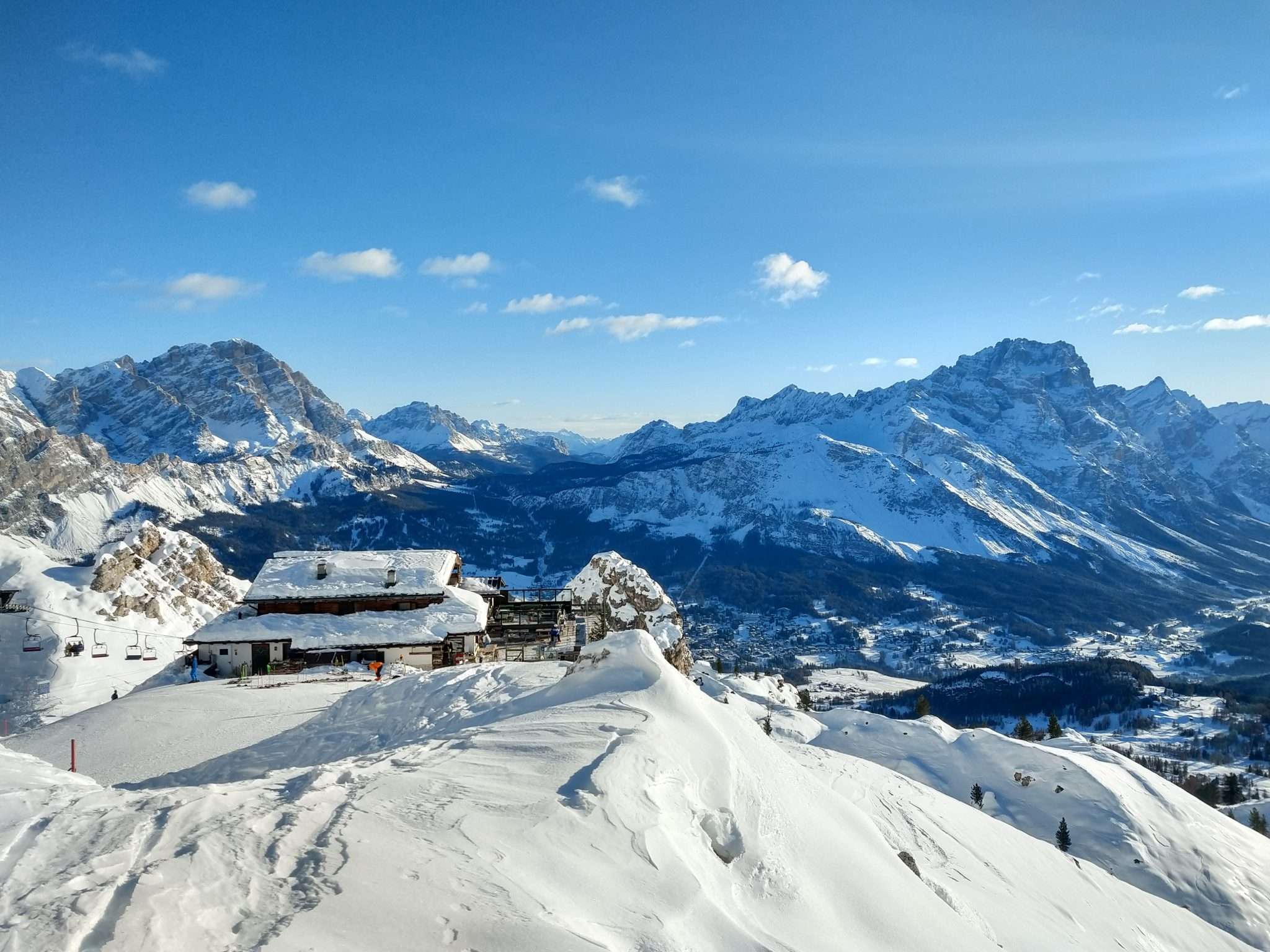 Rifugio Pomedes in Tofana. Sullo sfondo la valle di Cortina d'Ampezzo-cortinadampezzo.it